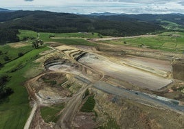 Palas excavadoras y camiones preparando los terrenos donde se construirá La Pasiega.