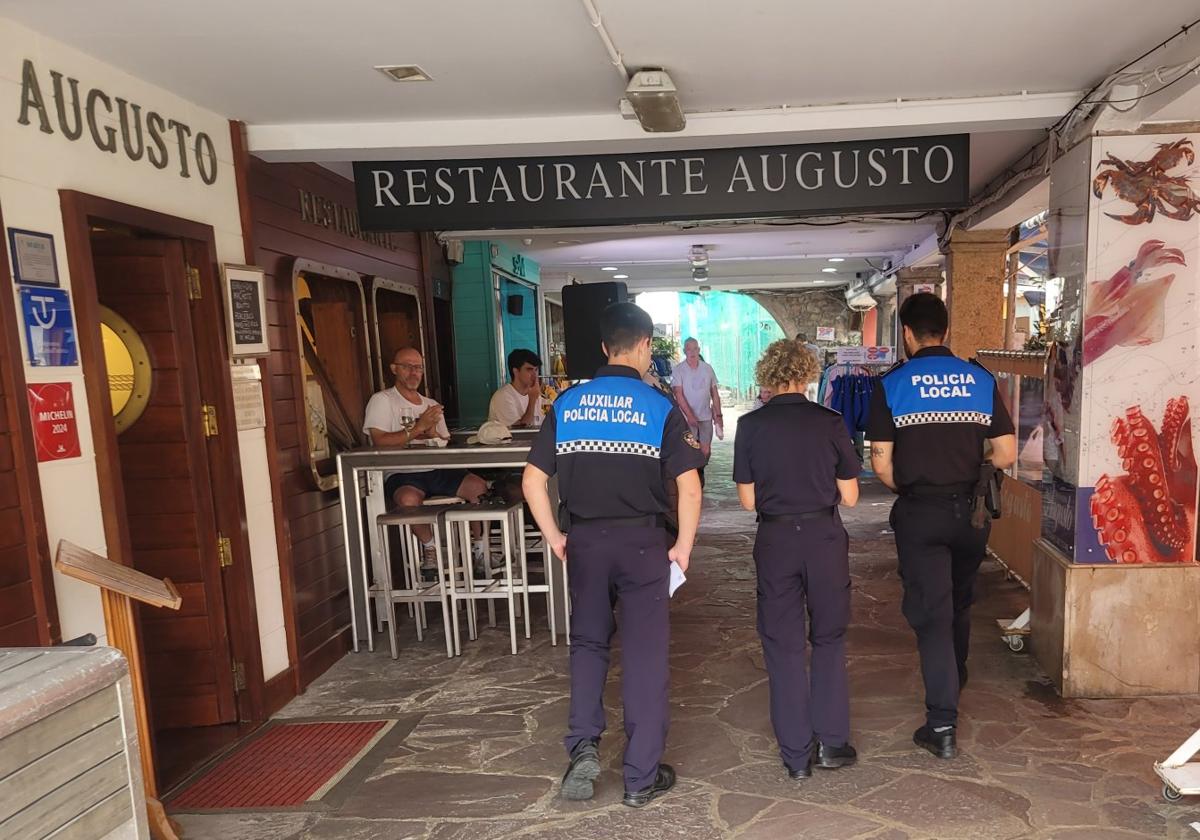 Tres agentes comprueban que los establecimientos cumplen la nueva ordenanza.