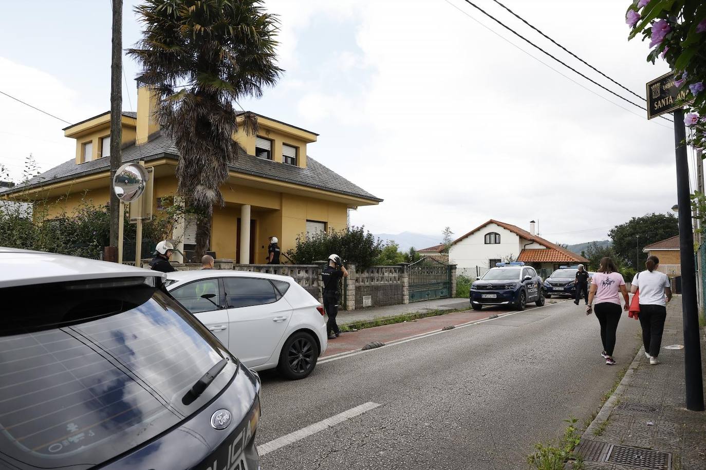 La vivienda, de color amarillo, está situada frente a la Urbanización Santa Ana.