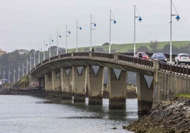 Estado actual que presenta el puente que une Somo y Pedreña.