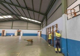 Operarios de Tedcon trabajan las obras de reforma del pabellón del colegio Marqués de Estella.