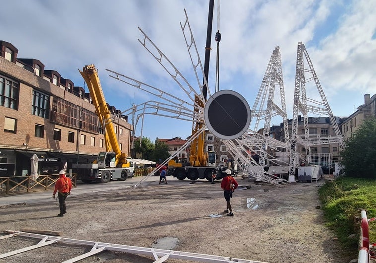 Operarios trabajan en el desmontaje de la atracción, este jueves, cerca de las nueve de la mañana.