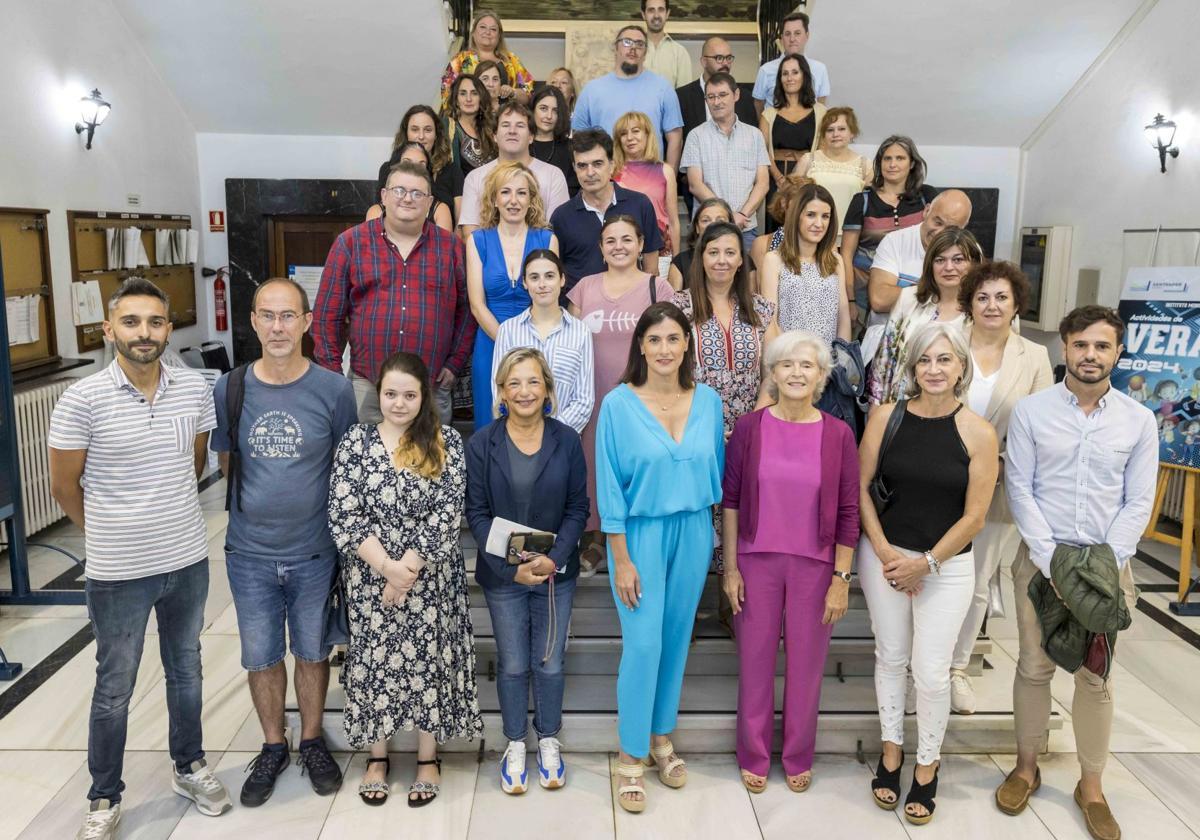 Los participantes en el programa junto a la alcaldesa, Gema Igual, la directora del instituto Cántabro de Seguridad y Salud, Ana González y la concejala de Empleo, Chabela Gómez.