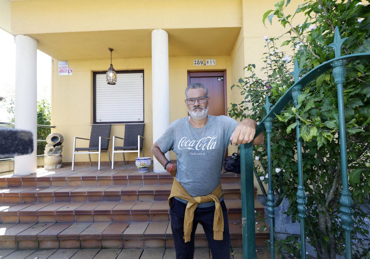 Ignacio Goñi se apoya en la portilla de entrada a su casa, que fue desinstalada por los okupas.