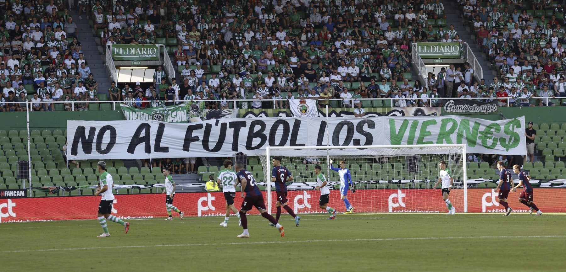 La Gradona mostró una pancarta de protesta por los partidos en viernes .