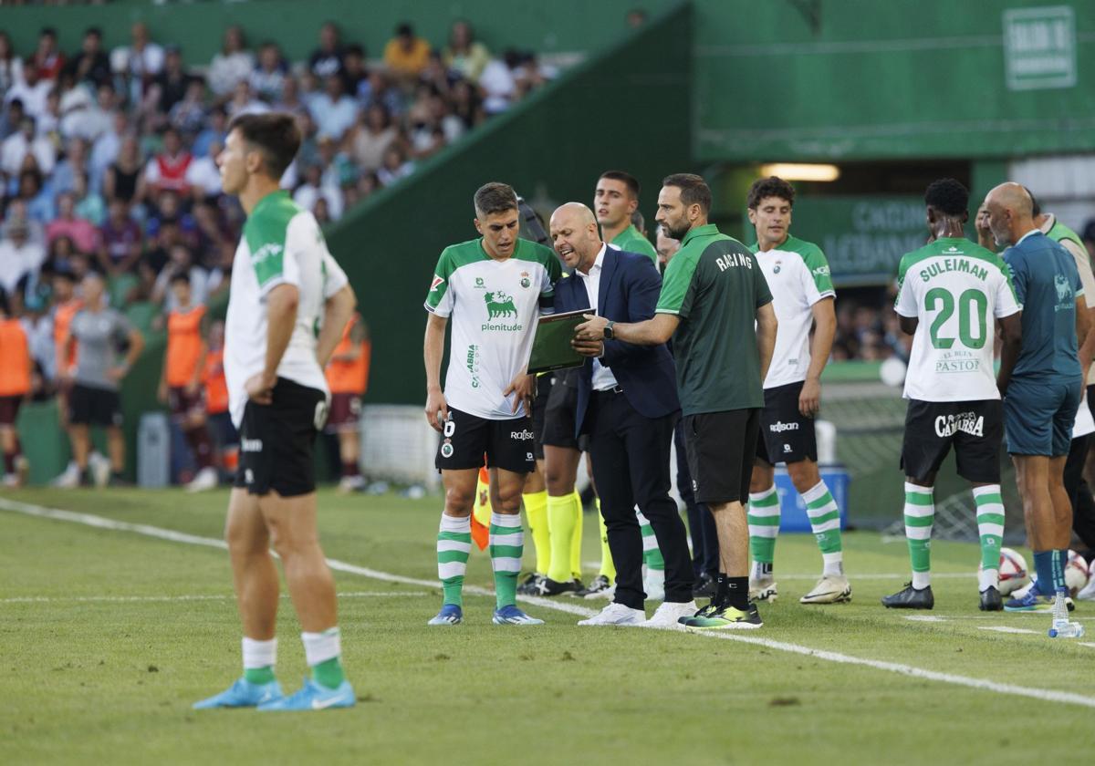 José Alberto explica a Íñigo la nueva disposición junto a Pablo Álvarez.