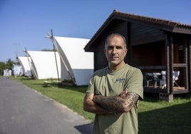 El presidente de la Asociación de Empresarios de Campings de Cantabria, Eneko Valle, posa en el de su propiedad, el camping Somo Parque.