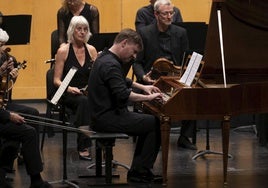 Kristian Bezuidenhout, al fortepiano, y miembros de la Orquesta Barroca de Friburgo.