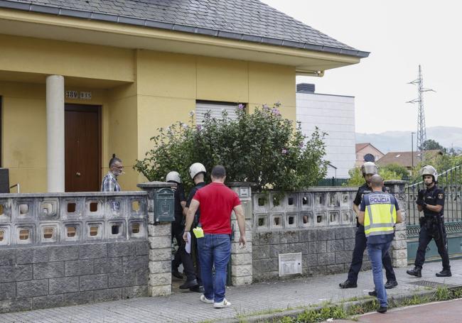 La Policía inspecciona la vivienda tras la marcha de los okupas.