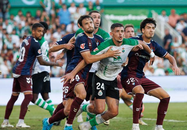 Montero trata de ganar la posición entre Carrillo y Guruzeta en un saque de esquina.