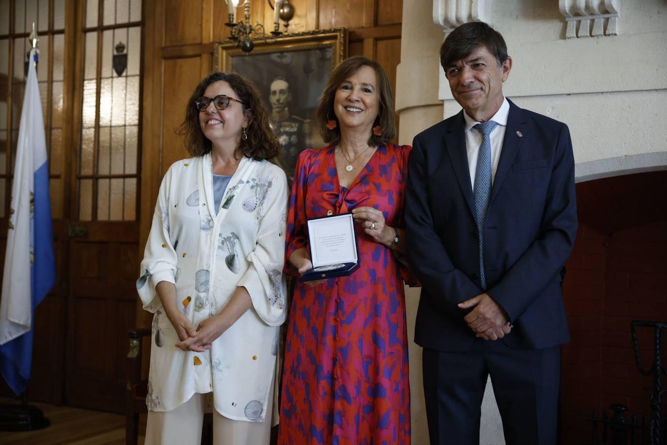 María Ángeles Osorio, directora ejecutiva de la Fundación Chile-España, con Matilde Carlón y Carlos Andradas.