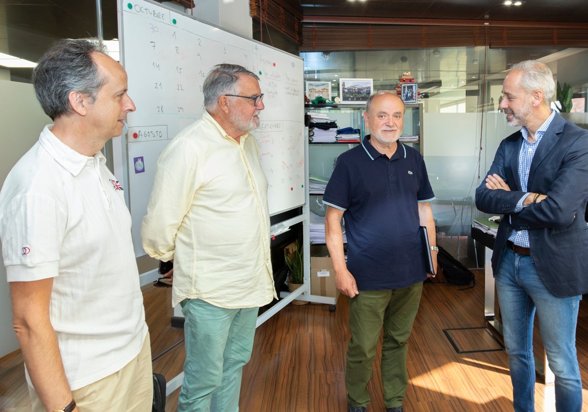 El consejero de Educación, Sergio Silva (derecha), recibe a los representantes y máximos responsables de la Coral, esta semana, en Santander.