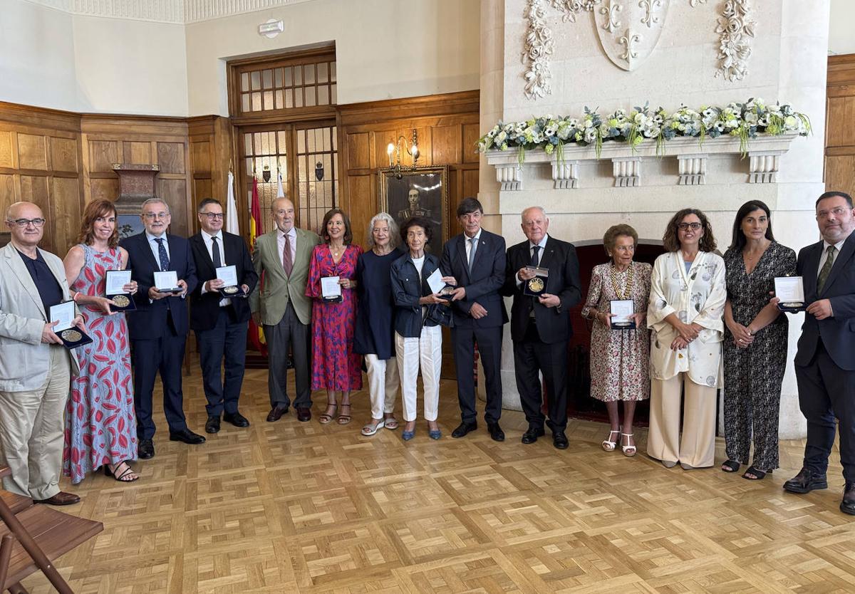 José Ramón Ruiz, María Cagigas, Ángel Pazos, Íñigo Noriega, Mariano Linares, María Ángeles Osorio, Annelies Kaufmann, Paloma O'Shea, Carlos Andradas, Gaspar Laredo, Elena García Botín, Matilde Carlón, Gema Igual y Cosme Marina posan tras la entrega de las medallas conmemorativas. daniel pedriza