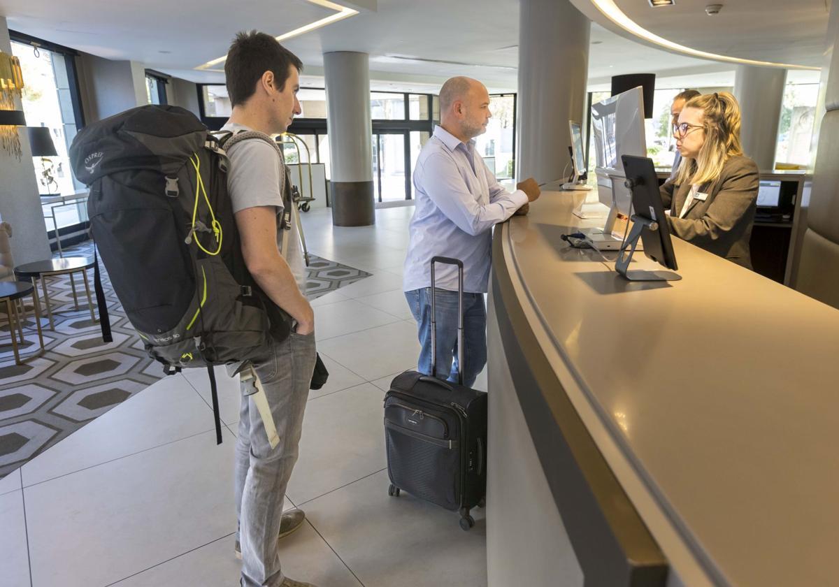 Imagen de un par de turistas en la recepción del hotel Bahía de Santander.