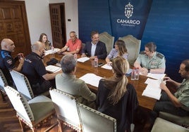 La Junta Local de Seguridad contó con la delegada del Gobierno, Eugenia Gómez de Diego, y el alcalde de Camargo, Diego Movellán, y representantes de los Cuerpos y Fuerzas de Seguridad del Estado, entre otros.