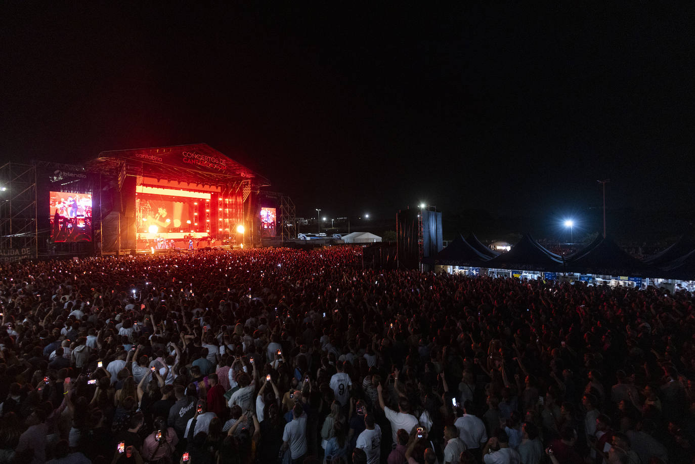 Los teléfonos móviles iluminan la noche en el concierto 