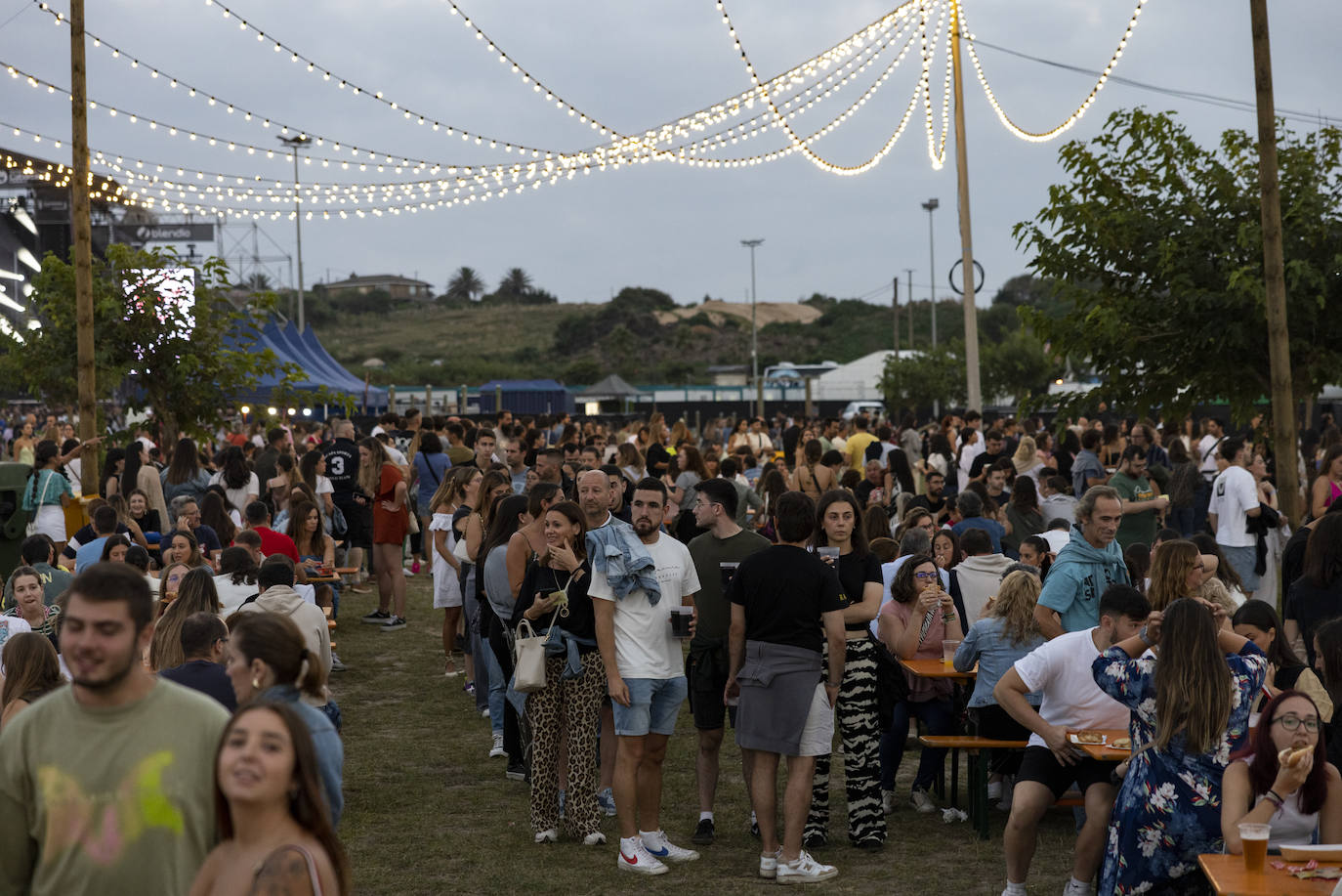 Personas de todas las edades y muchos asturianos, entre los fans de Melendi