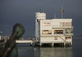 El monumento a los raqueros en plena bahía santanderina con el club náutico, de fondo.