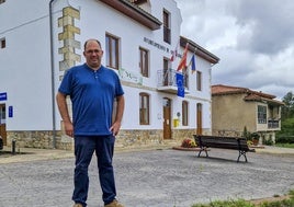 El alcalde de Villafufre, José Luis Cobo, junto al Ayuntamiento.