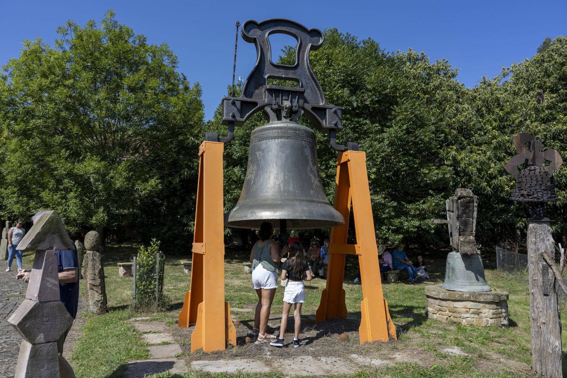 Dos jóvenes observan el interior de una de las enormes campanas.