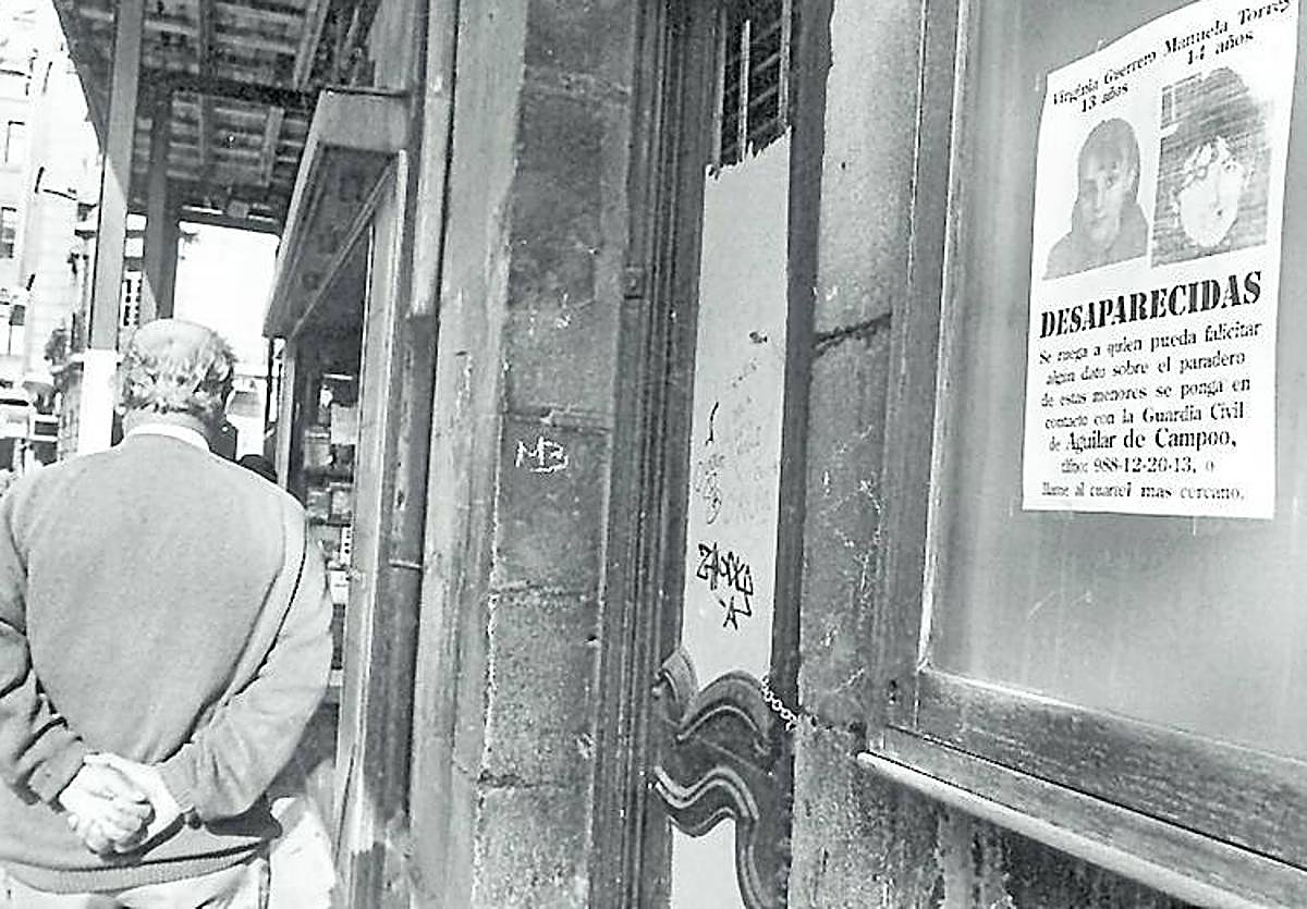 Imagen de archivo en la que aparece el cartel de las niñas de Aguilar.