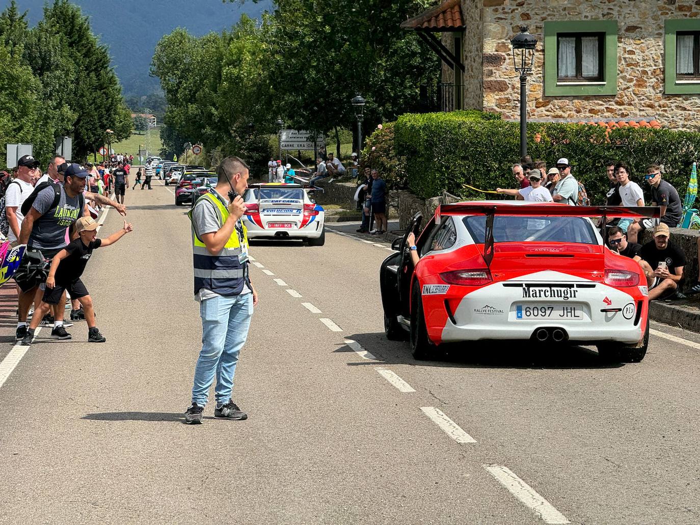 La caravana, camino de la salida desde la plaza de toros de Colindres.