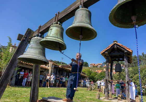 Uno de los campaneros que participó en la exhibición tañe las campanas en la finca de Portilla.