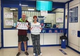 Natalia y Alejandro Sañudo posan con el cartel del número ganador