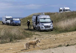 Autocaravanas aparcadas junto al campo de fútbol de Cueto.