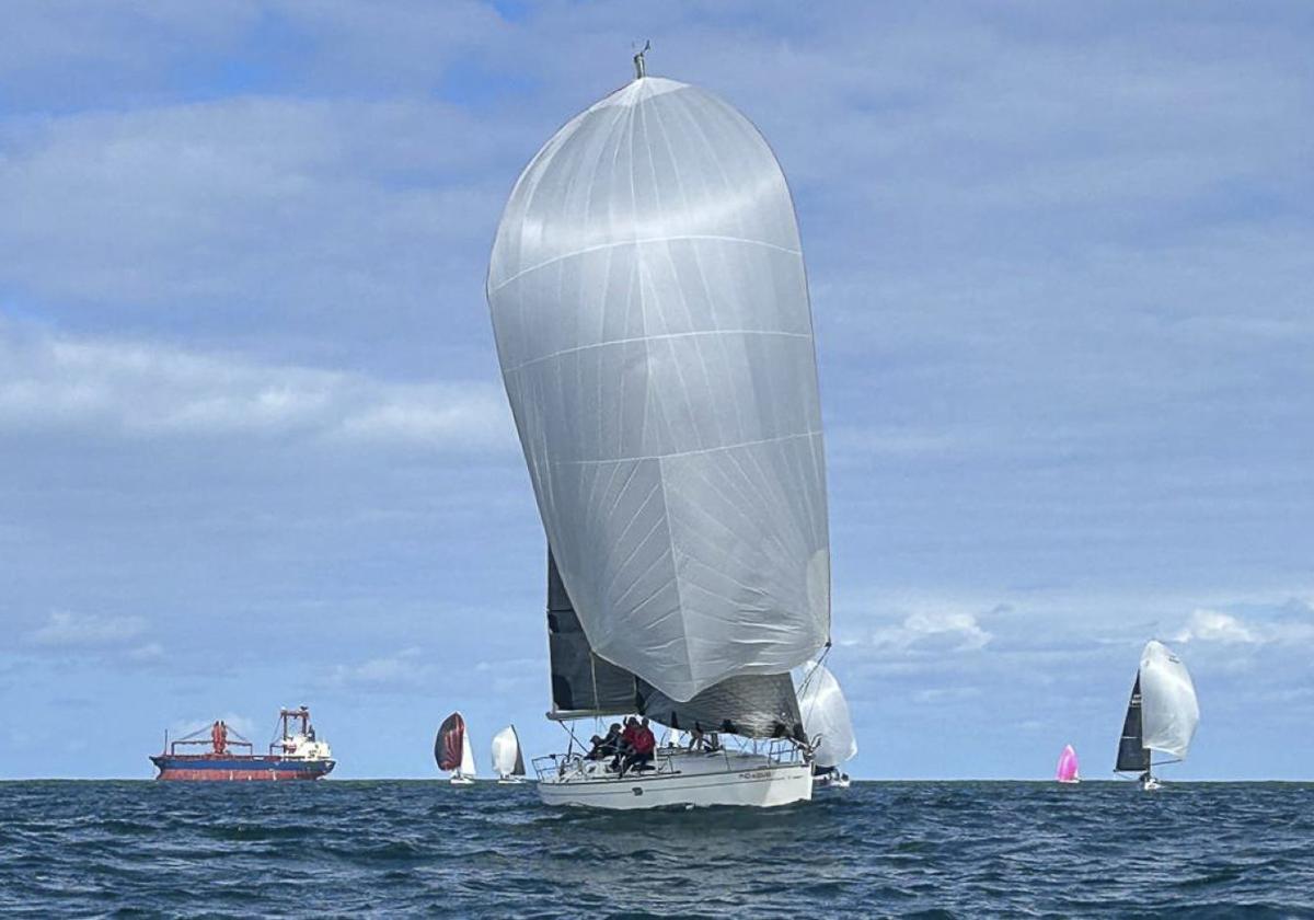 Uno de los cruceros, en la regata de ayer.