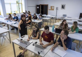 El curso se desarrolla en el Campus de las Llamas. En la imagen, Mª Jesús Llorente da las pautas del trabajo «práctico y muy colaborativo», que deben realizar los estudiantes