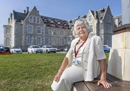 Aurora Bobadilla, junto al Palacio de La Magdalena, con su acreditación de alumna de la UIMP.