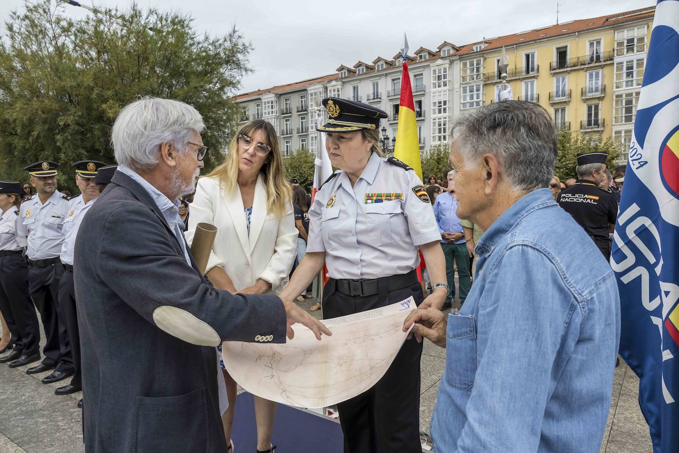 Gerardo García Castillo obsequia a la jefa de Policía con una réplica de una carta del pirata Francis Drake. Al lado, Eugenia Gómez de Diego. 