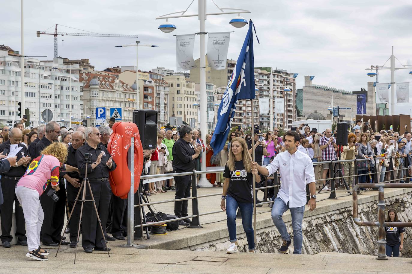 Una bandera para recordar 200 años de servicio