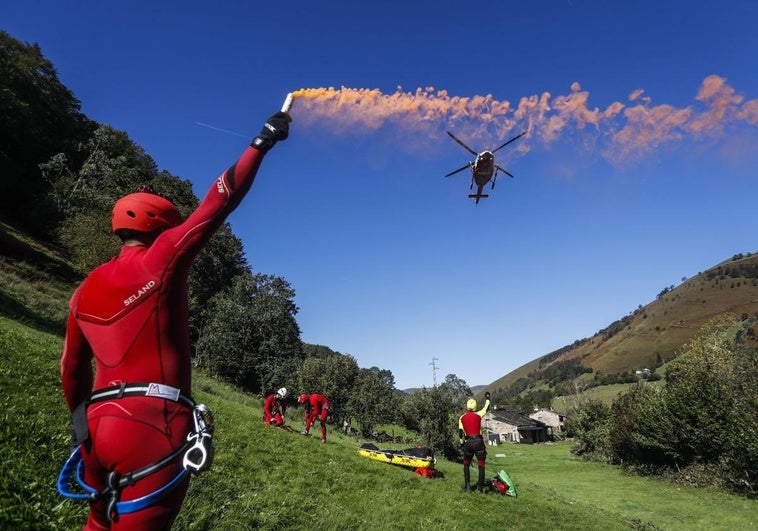 Simulacro de rescate de Protección Civil de un montañero accidentado en un barranco.