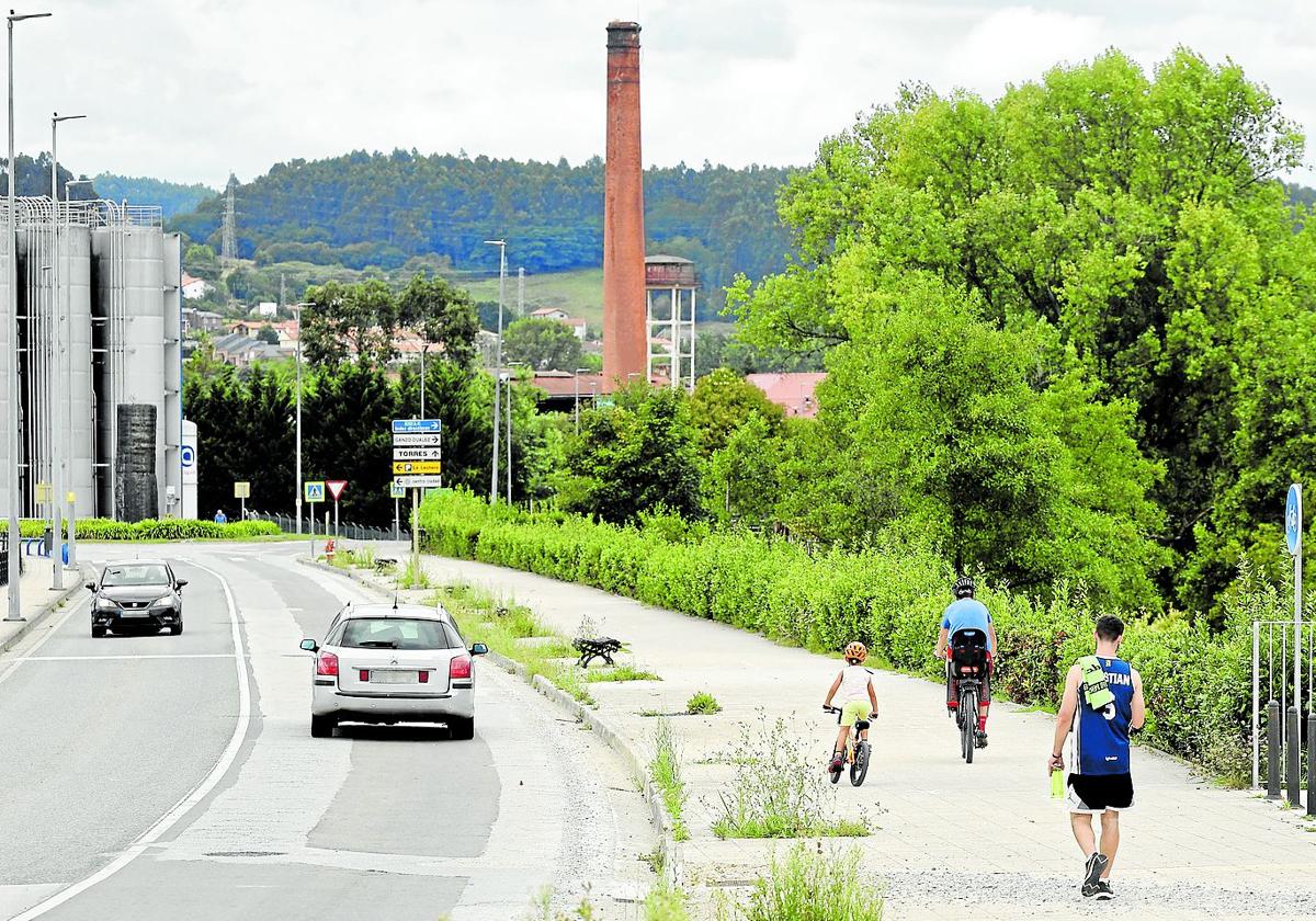 Vecinos caminan y hacen ejercicio por el arco norte de Torrelavega, donde se construirá el desvío ferroviario.