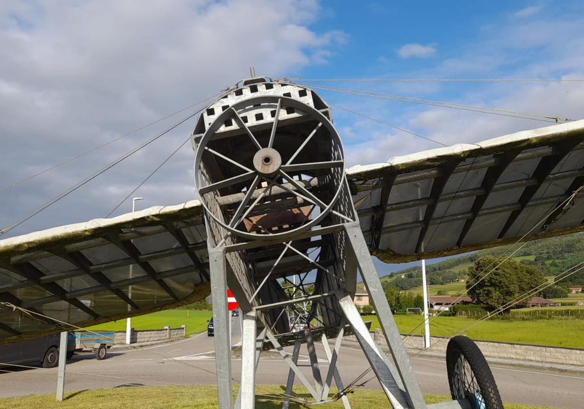 Réplica de la avioneta sin la hélice robada en la rotonda de Castillo.