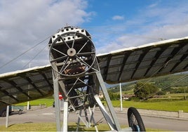 Réplica de la avioneta sin la hélice robada en la rotonda de Castillo.