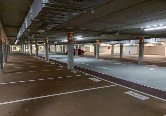 La primera planta del parking, ayer, lunes, con un sólo vehículo estacionado.