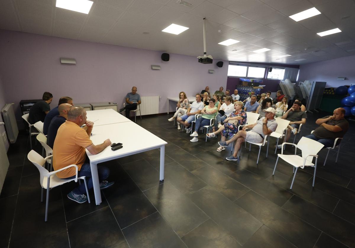 Los afectados se reunieron en la tarde de ayer en asamblea en el centro cívico de Tanos.