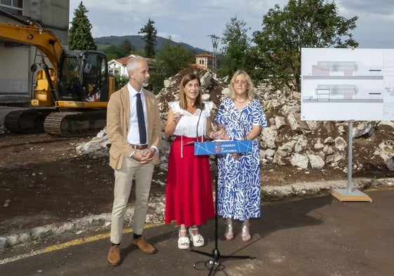 Buruaga, en el centro, durante un acto en Cayón con el consejero de Educación y la alcaldesa Pilar del Río el pasado mes de julio