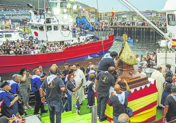 Procesión marítima de la Virgen del Puerto el año pasado.