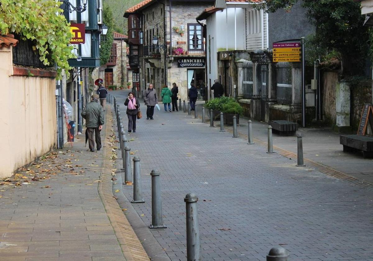 Una de las calles del casco viejo llena de bolardos para evitar el estacionamiento.