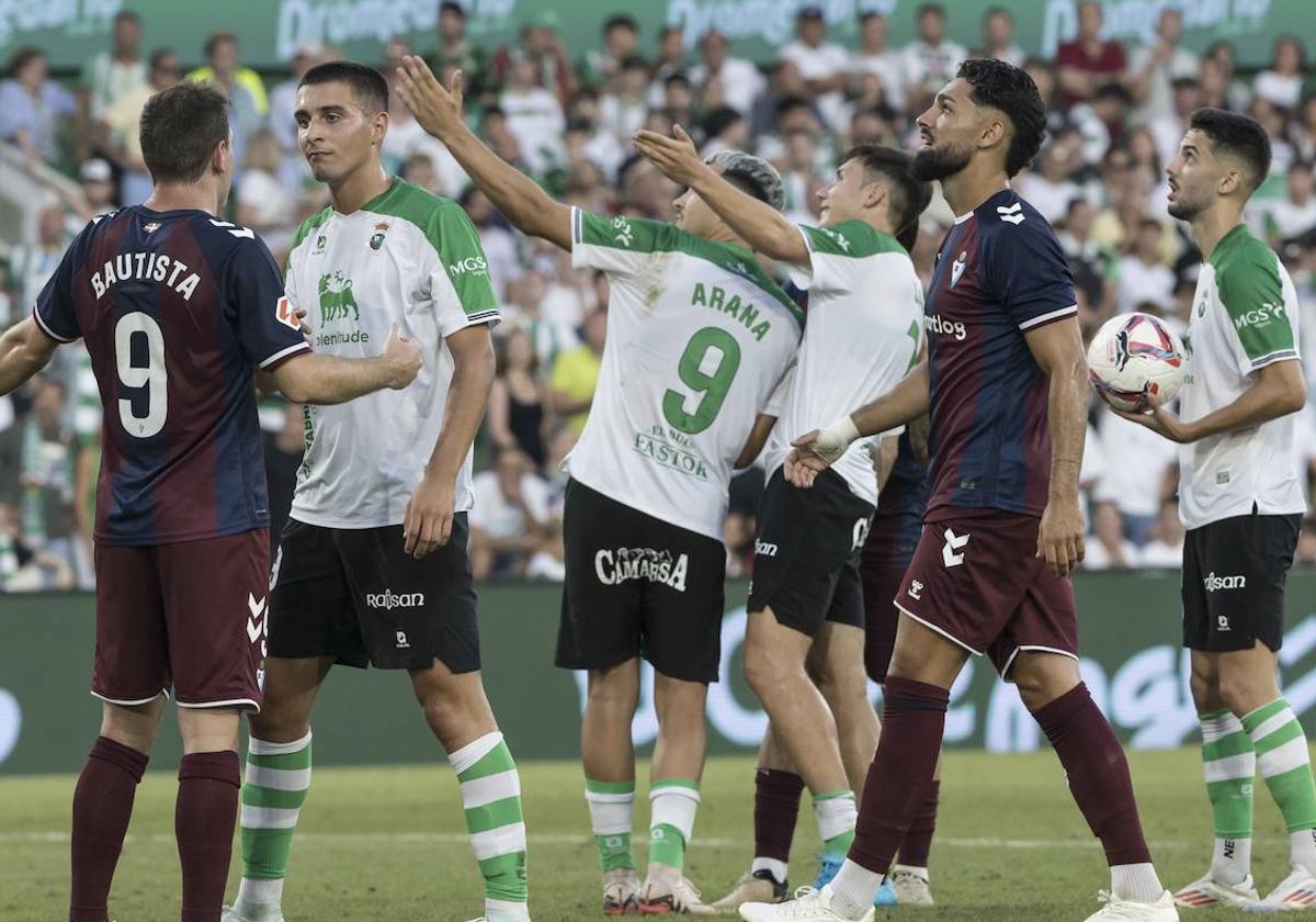 Jugadores del Racing y el Eibar, en el momento en que se estaba revisando la jugada.