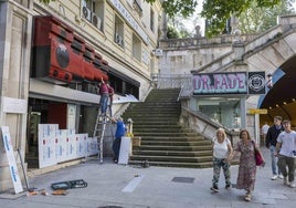 Operarios trabajan en la puesta a punto de la tienda de Harry Potter en el Pasaje de Peña, que se llamará 'Callejón Santanderón'.