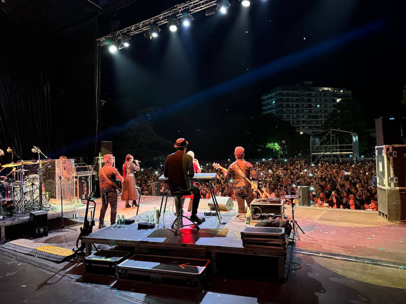 Vista de la plaza tomada desde detrás del escenario durante el concierto de Camela