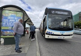 Usuarios del TUS esperan a un autobús de la Línea Central.