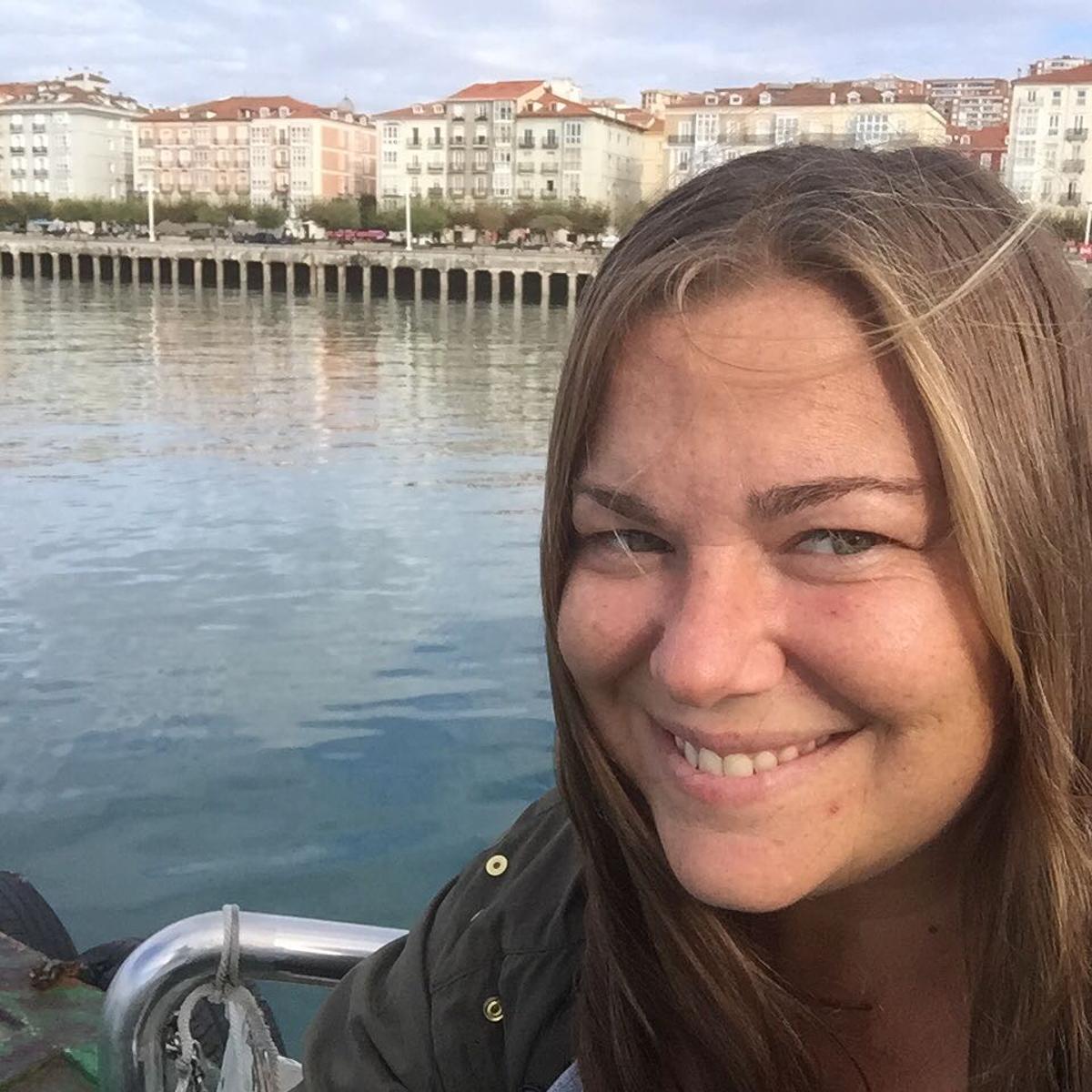 Caritina Goyanes, en una de las Reginas paseando por la babía de Santander.