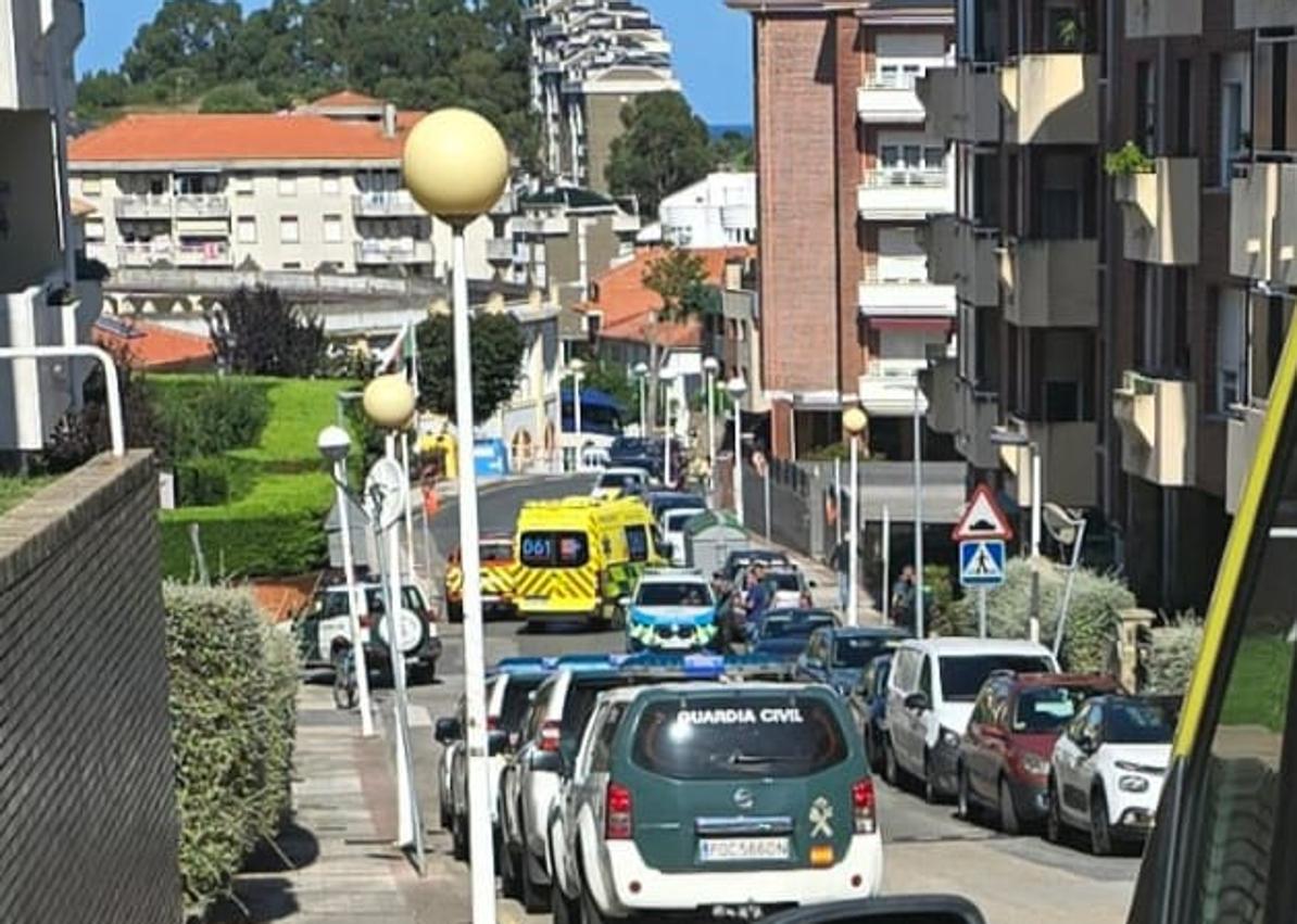 Imagen secundaria 1 - El despliegue de vehículos de la Benemérita para intervenir en la calle Derechos Humanos, en Castro Urdiales. 