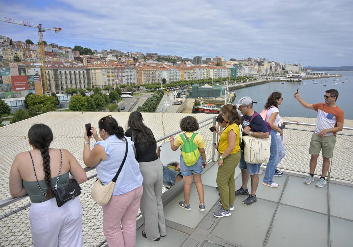 Un grupo de turistas, en la azotea del Centro Botín.